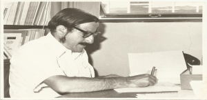 Roberto Murillo en su oficina universitaria, preparando un manuscrito. Archivo UCR.